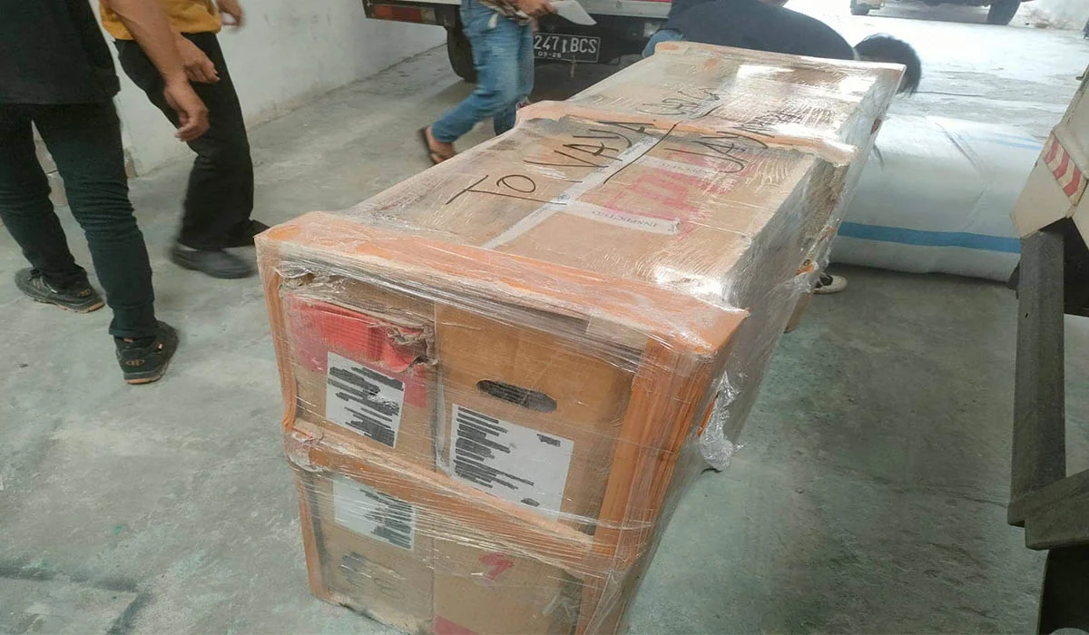 Kemasan kotak kayu palet yang kokoh dengan papan kayu dan tali pengikat untuk pengiriman barang berat.