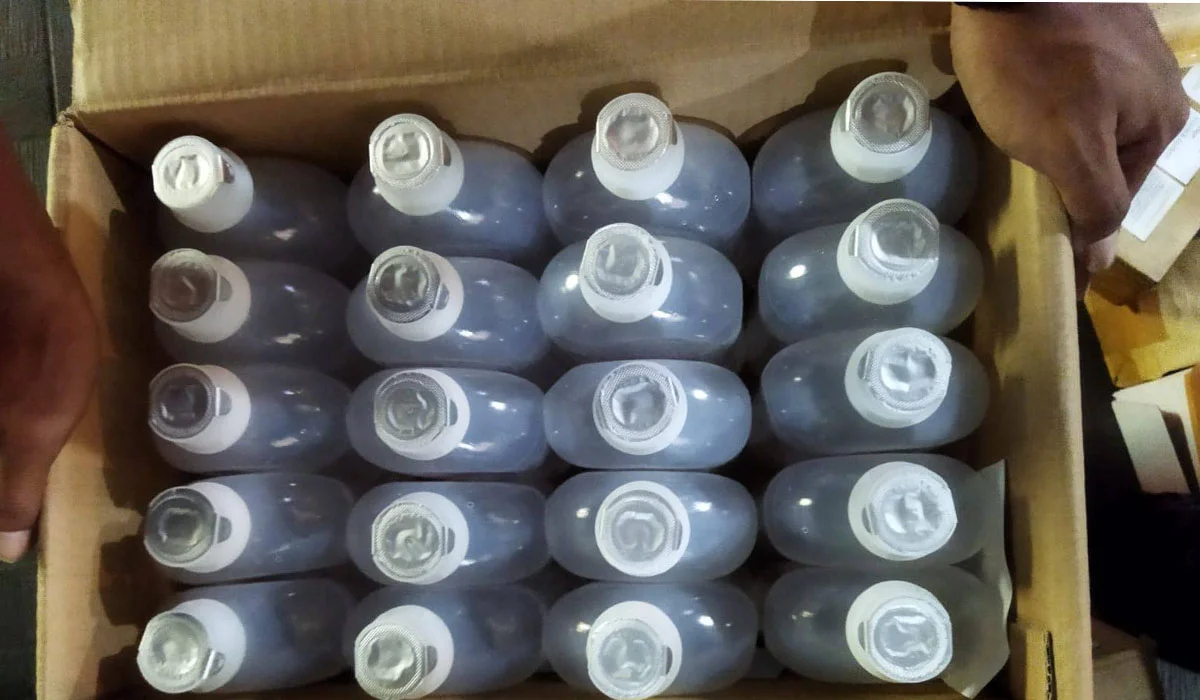 Beberapa botol yang dikemas rapi di dalam kardus dengan sekat karton dan dibungkus bubble wrap.